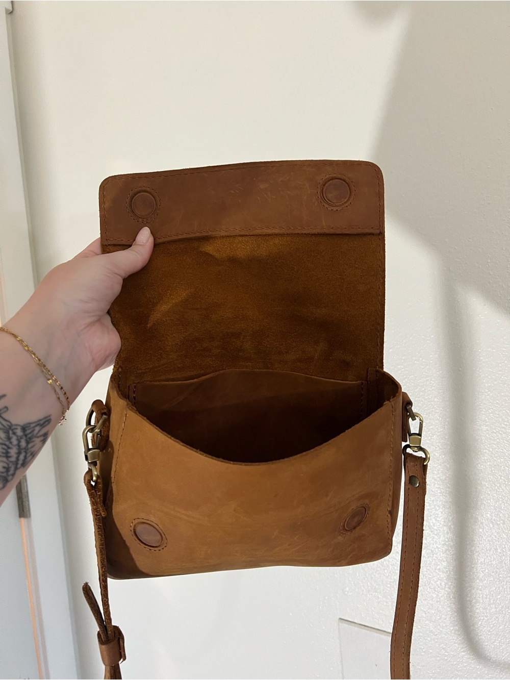 Portland Leather Metro Medium Crossbody Bag with Adjustable Strap - Picture 5 of 8